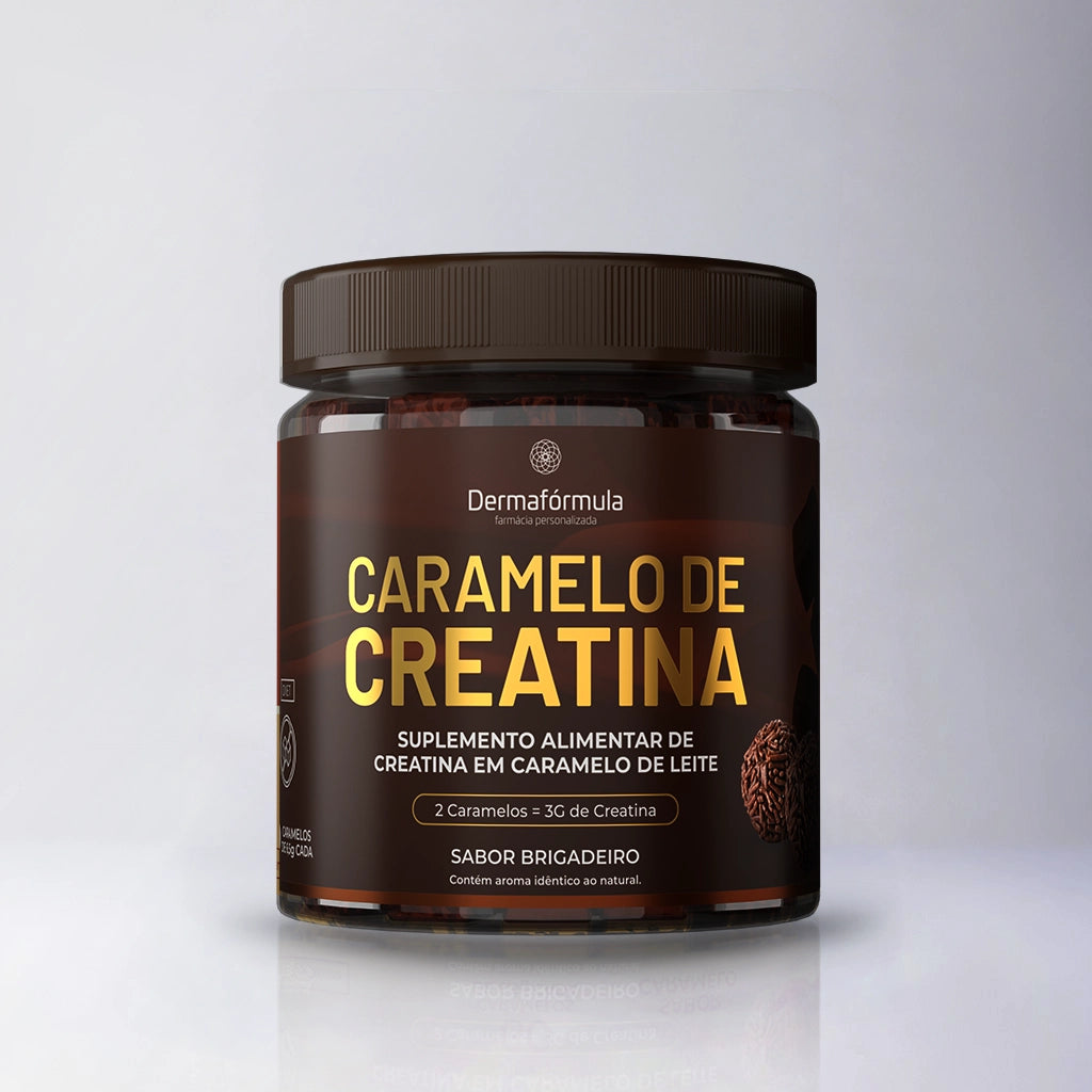 Dermafórmula Melhor Farmácia de Manipulação em Santos | Mockup do pote de Caramelo de Creatina Dermafórmula sabor Brigadeiro. Frasco cilíndrico escuro com tampa preta e rótulo marrom premium com letras douradas. Destaque para a descrição 'Suplemento Alimentar de Creatina em Caramelo de Leite' e a indicação de que 2 caramelos equivalem a 3g de creatina. Imagem inclui ilustração de brigadeiros ao lado do rótulo.