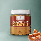 Dermafórmula Melhor Farmácia de Manipulação em Santos | Mockup do pote de Caramelo de Creatina Dermafórmula sabor Caramelo tradicional. Frasco transparente com tampa branca, contendo 60 unidades de 6,5g cada. O rótulo apresenta as cores turquesa e dourado da marca, com a frase 'Saúde sob medida' implícita na qualidade do acabamento. Ao lado, ilustração de cubos de caramelo de leite macios.
