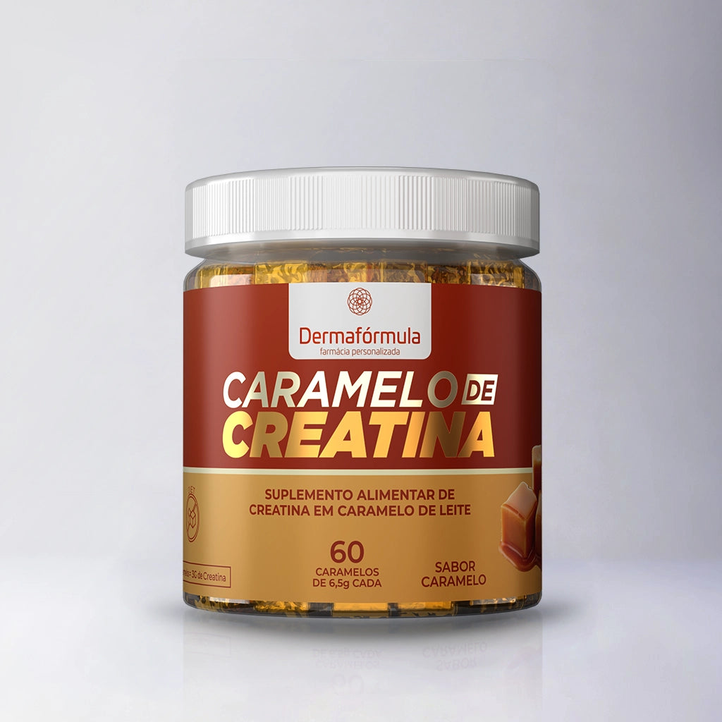 Dermafórmula Melhor Farmácia de Manipulação em Santos | Mockup do pote de Caramelo de Creatina Dermafórmula sabor Caramelo tradicional. Frasco transparente com tampa branca, contendo 60 unidades de 6,5g cada. O rótulo apresenta as cores turquesa e dourado da marca, com a frase 'Saúde sob medida' implícita na qualidade do acabamento. Ao lado, ilustração de cubos de caramelo de leite macios.