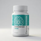 Dermafórmula Melhor Farmácia de Manipulação na Baixada Santista | Mockup frontal, em alta resolução e fundo cinza claro, do frasco de suplemento em cápsulas Coenzima Q10 200mg. O frasco branco e cilíndrico possui um rótulo minimalista na cor turquesa com detalhes em branco. No centro, o nome do produto "COENZIMA Q10 200MG" e a quantidade "30 Cápsulas". Verticalmente, à direita, o logotipo da marca Dermafórmula em branco. O design é limpo e foca na apresentação profissional do produto.