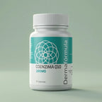 Dermafórmula Melhor Farmácia de Manipulação na Baixada Santista | Mockup frontal, em alta resolução e fundo cinza claro, do frasco de suplemento em cápsulas Coenzima Q10 200mg. O frasco branco e cilíndrico possui um rótulo minimalista na cor turquesa com detalhes em branco. No centro, o nome do produto "COENZIMA Q10 200MG" e a quantidade "30 Cápsulas". Verticalmente, à direita, o logotipo da marca Dermafórmula em branco. O design é limpo e foca na apresentação profissional do produto.