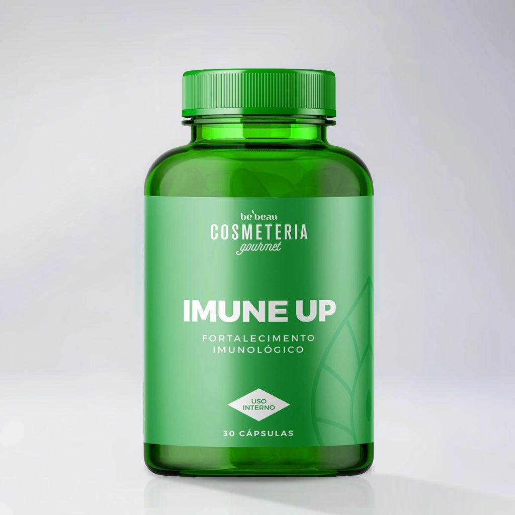 Dermafórmula Melhor Farmácia de Manipulação na Baixada Santista | Mockup frontal, em alta resolução e fundo verde-musgo claro com reflexo sutil, do frasco de suplemento Imune Up Fortalecimento Imunológico da linha Be'Beau Cosmeteria Gourmet. O frasco é de vidro verde-esmeralda translúcido com rótulo minimalista em verde-claro. No centro, o nome do produto "IMUNE UP" em letras maiúsculas brancas, seguido de "FORTALECIMENTO IMUNOLÓGICO". Abaixo, as indicações "USO INTERNO" e "30 CÁPSULAS". 