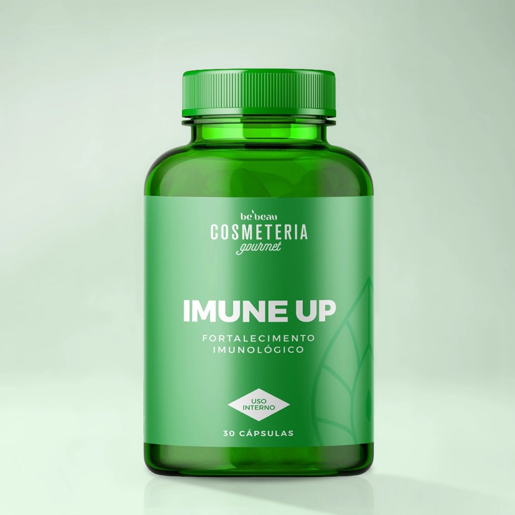 Dermafórmula Melhor Farmácia de Manipulação na Baixada Santista | Mockup frontal, em alta resolução e fundo verde-musgo claro com reflexo sutil, do frasco de suplemento Imune Up Fortalecimento Imunológico da linha Be'Beau Cosmeteria Gourmet. O frasco é de vidro verde-esmeralda translúcido com rótulo minimalista em verde-claro. No centro, o nome do produto "IMUNE UP" em letras maiúsculas brancas, seguido de "FORTALECIMENTO IMUNOLÓGICO". Abaixo, as indicações "USO INTERNO" e "30 CÁPSULAS". 