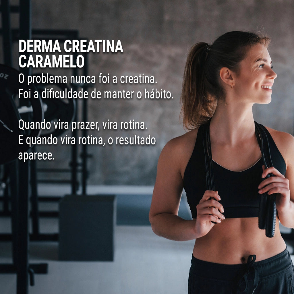 Dermafórmula Melhor Farmácia de Manipulação em Santos | Mockup do pote de Caramelo de Creatina Dermafórmula sabor Caramelo tradicional. Frasco transparente com tampa branca, contendo 60 unidades de 6,5g cada. O rótulo apresenta as cores turquesa e dourado da marca, com a frase 'Saúde sob medida' implícita na qualidade do acabamento. Ao lado, ilustração de cubos de caramelo de leite macios.