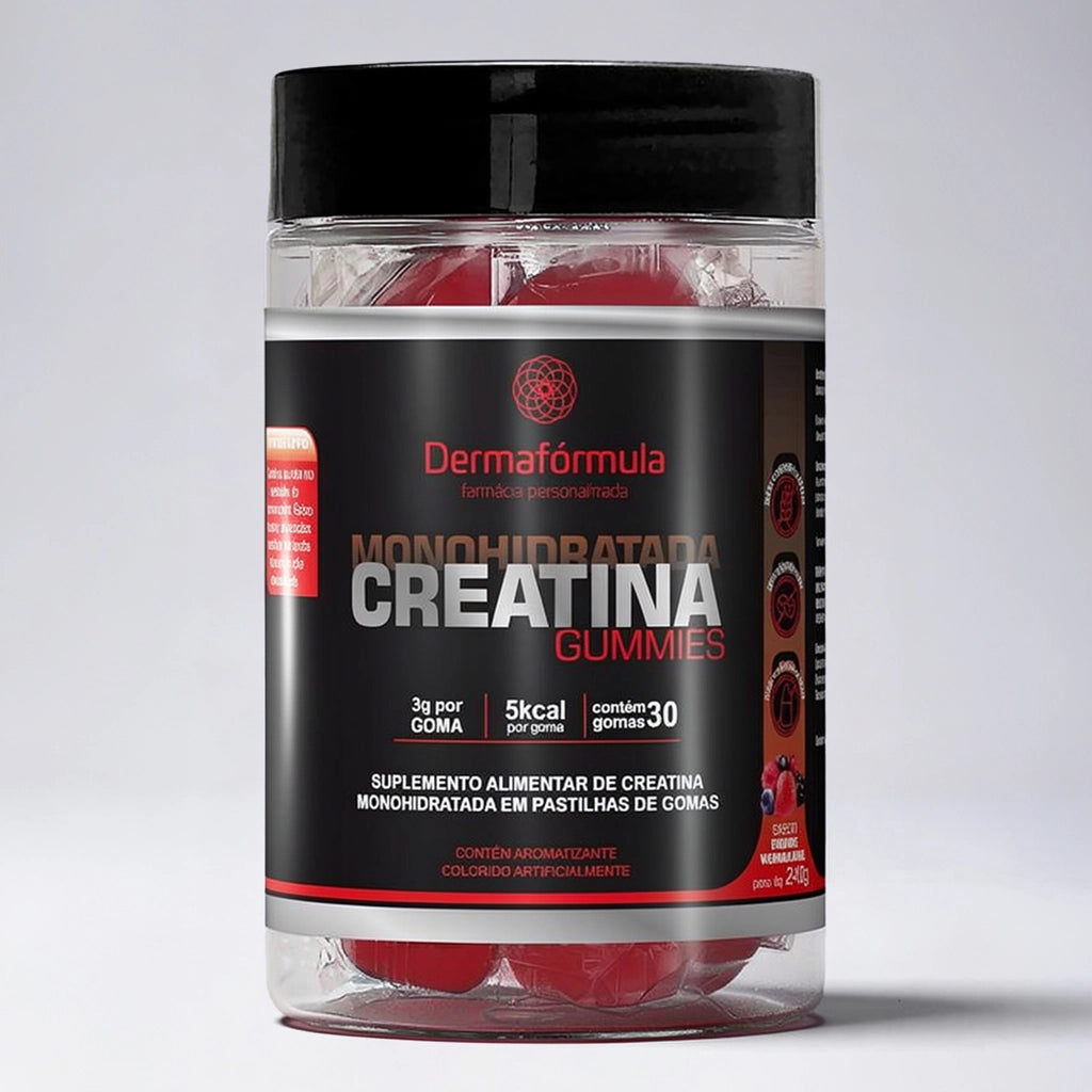 Dermafórmula Melhor Farmácia de Manipulação em Santos | Frasco cilíndrico transparente exibindo gomas vermelhas em seu interior. O rótulo preto destaca os textos 'Creatina Gummies', '3g por goma' e '5kcal por goma' em branco e vermelho. No canto inferior direito, uma ilustração de frutas vermelhas indica o sabor. Logotipo Dermafórmula em destaque no centro.