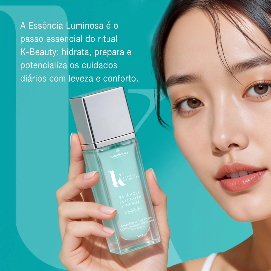 Dermafórmula Melhor Farmácia de Manipulação na Baixada Santista | Banner promocional da Essência Luminosa K-Beauty Skincare. À direita, uma mulher de traços asiáticos com pele perfeita e iluminada segura o frasco de vidro do produto, que contém um líquido azul-claro. À esquerda, sobre um fundo verde-água, o texto destaca: "Hidratação que prepara, cuida e ilumina. Essência inspirada na K-Beauty, hidrata profundamente, melhora a textura da pele e realça a luminosidade natural.