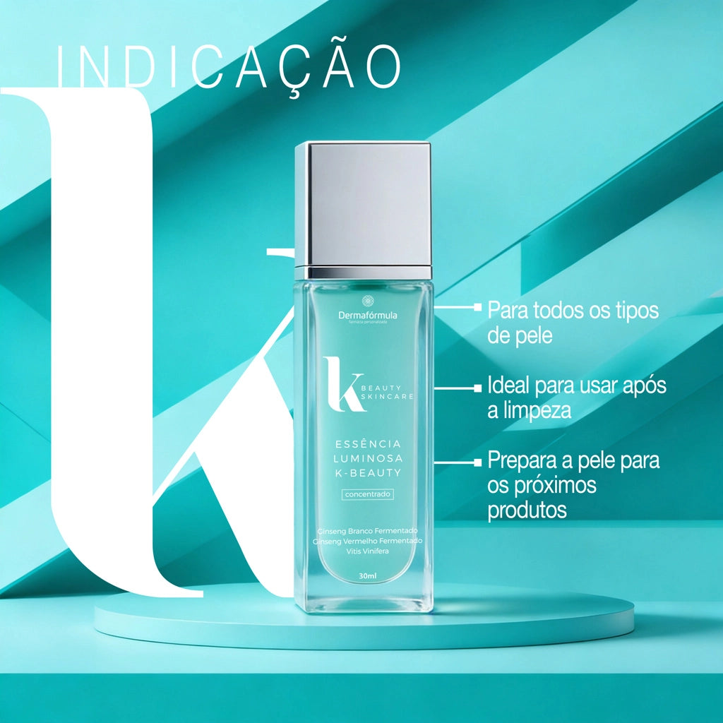 Dermafórmula Melhor Farmácia de Manipulação na Baixada Santista | Infográfico de indicação da Essência Luminosa K-Beauty. Apresenta o frasco de vidro do serum sobre uma plataforma cilíndrica turquesa. Ao lado, o texto detalha as indicações: Para todos os tipos de pele, Ideal para usar após a limpeza e Prepara a pele para os próximos produtos. A embalagem destaca os ingredientes: Ginseng Branco Fermentado, Ginseng Vermelho Fermentado e Vitis Vinifera.