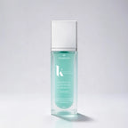 Dermafórmula Melhor Farmácia de Manipulação na Baixada Santista | Mockup isolado em fundo cinza claro do frasco de vidro da Essência Luminosa K-Beauty. O frasco contém o serum azul-claro, com tampa prateada e rótulo branco minimalista destacando os ingredientes chave.