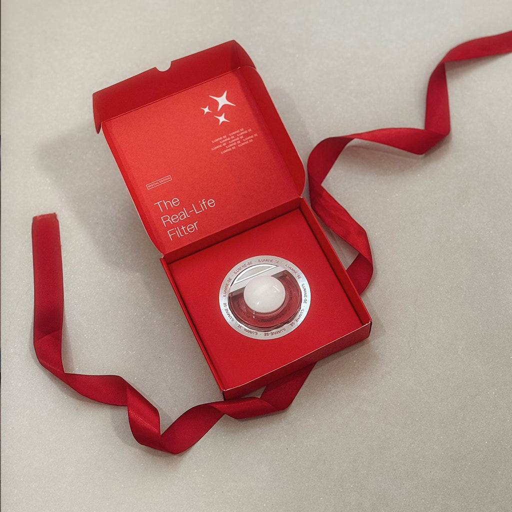 Pote de acrílico luxuoso do K-Primer Apple Glow Dermafórmula em caixa de presente vermelha com laço de cetim cinza e luzes de natal ao fundo.

Dermafórmula, a melhor farmácia de manipulação de Santos e da Baixada Santista. Bem-estar autoral, saúde sob medida. Aitvos selecionados com selo de autenticidade e qualidade garantida.