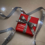 C caixa de presente vermelha com laço de cetim cinza e luzes de natal ao fundo exclusiva para Apple Glow. Edição limitada de Natal.

Dermafórmula, a melhor farmácia de manipulação de Santos e da Baixada Santista. Bem-estar autoral, saúde sob medida. Aitvos selecionados com selo de autenticidade e qualidade garantida.