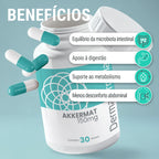 Dermafórmula Melhor Farmácia de Manipulação em Santos | Frasco inclinado de Akkermat 150mg com 30 doses sobre fundo azul claro. Cápsulas em turquesa e branco flutuam ao redor do pote. À direita, quatro etiquetas brancas com ícones circulares listam os benefícios para a microbiota, digestão, metabolismo e conforto abdominal. Logotipo vertical da Dermafórmula à direita.