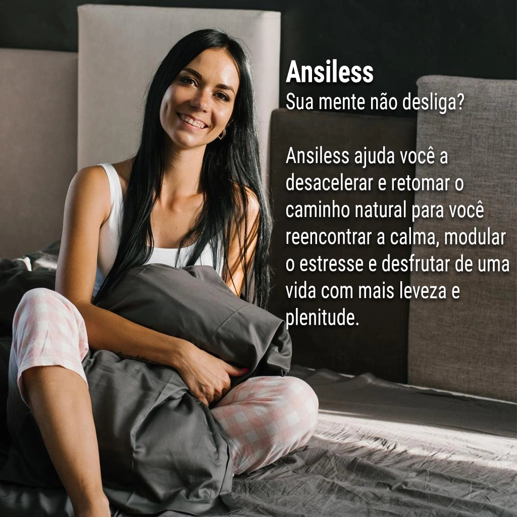 Dermafórmula Melhor Farmácia de Manipulação em Santos | Fotografia de mulher morena sorrindo em ambiente doméstico acolhedor. À direita, tipografia branca sobre fundo escuro apresenta o produto Ansiless, questionando 'Sua mente não desliga?' e explicando como o ativo ajuda a retomar o caminho natural da calma.
