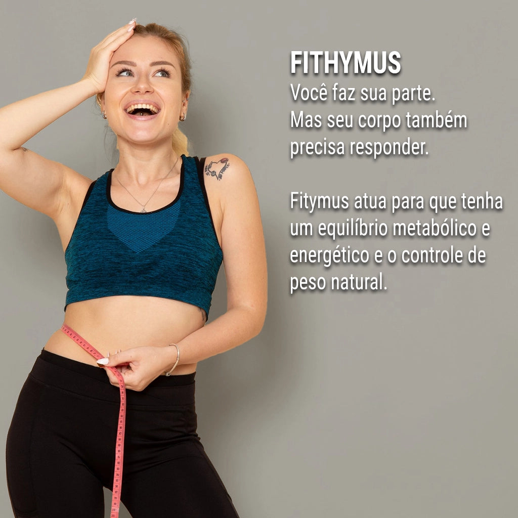 Dermafórmula Melhor Farmácia de Manipulação em Santos | Mulher jovem sorridente vestindo top esportivo azul, comemorando resultados ao medir a cintura com uma fita métrica rosa. À direita, o texto destaca que o Fithymus ajuda o corpo a responder aos seus esforços, promovendo equilíbrio metabólico, energético e o controle de peso natural.