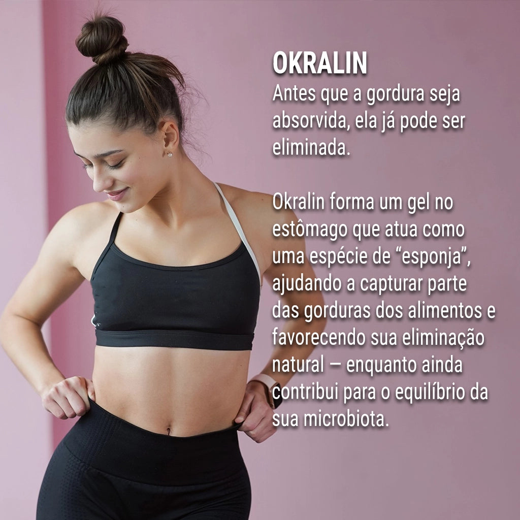 Dermafórmula Melhor Farmácia de Manipulação em Santos | Mulher jovem com coque no cabelo e roupa esportiva preta, olhando com satisfação para sua silhueta em um fundo rosa suave. O texto explica o diferencial do Okralin: a formação de um gel no estômago que captura gorduras dos alimentos antes da absorção, favorecendo a eliminação natural e o equilíbrio da microbiota.