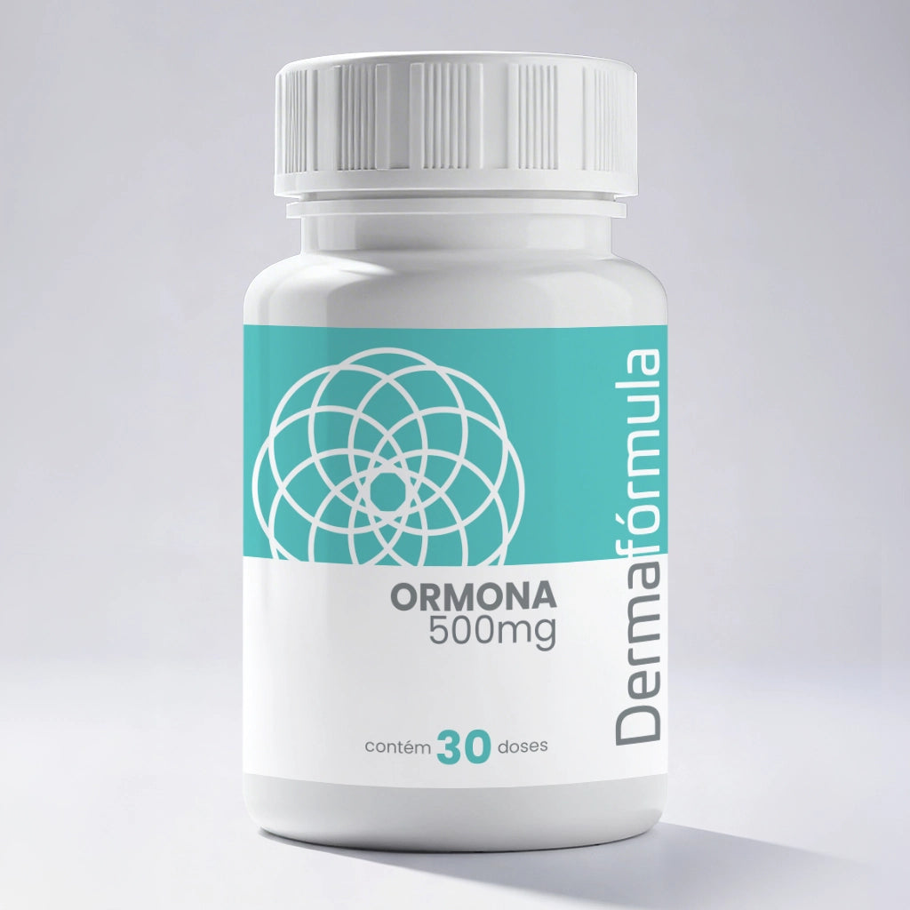 Dermafórmula Melhor Farmácia de Manipulação em Santos | Pote cilíndrico branco com rótulo centralizado contendo uma faixa turquesa. No texto, lê-se 'ORMONA 500mg' e '30 doses'. À direita, o logotipo da Dermafórmula está escrito verticalmente. Fundo neutro e iluminação suave que destaca os detalhes da embalagem.