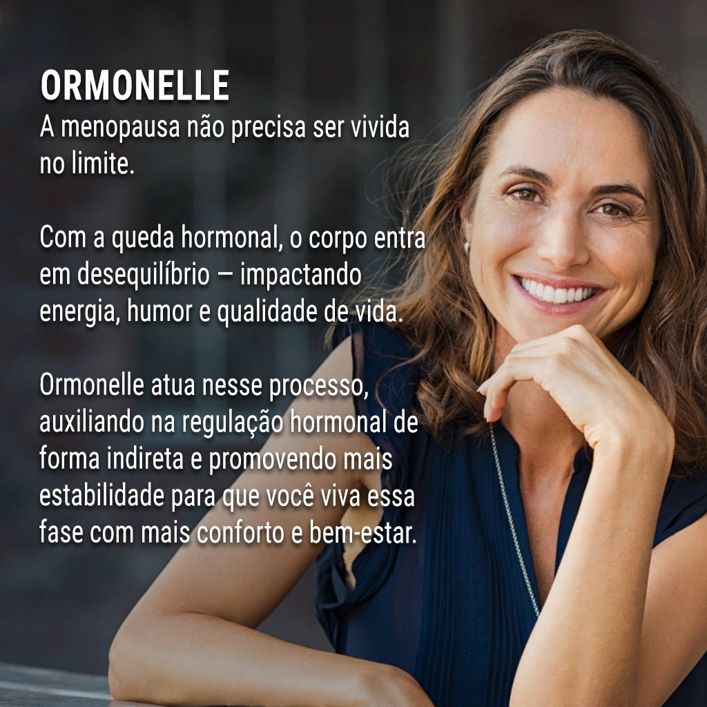 Dermafórmula Melhor Farmácia de Manipulação em Santos | Retrato em plano médio de uma mulher morena sorrindo com confiança. À esquerda, texto informativo sobre o suplemento Ormonelle, enfatizando que a queda hormonal causa desequilíbrio e como o produto atua na regulação indireta para promover bem-estar durante a menopausa.