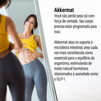 Dermafórmula Melhor Farmácia de Manipulação em Santos | Fotografia de uma mulher morena sorrindo enquanto olha para o próprio reflexo, segurando levemente a barra da blusa para ver o abdômen. À direita, texto informativo sobre o suplemento Akkermat, detalhando sua ação na microbiota e no estímulo natural do hormônio GLP-1 para promover saciedade.