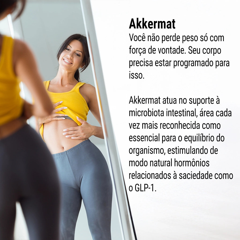 Dermafórmula Melhor Farmácia de Manipulação em Santos | Fotografia de uma mulher morena sorrindo enquanto olha para o próprio reflexo, segurando levemente a barra da blusa para ver o abdômen. À direita, texto informativo sobre o suplemento Akkermat, detalhando sua ação na microbiota e no estímulo natural do hormônio GLP-1 para promover saciedade.