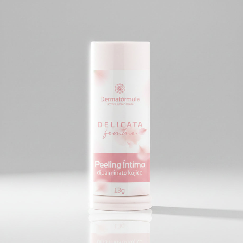 Dermafórmula — Delicata Femine Peeling Íntimo — ✅ Auxilia na uniformização progressiva do tom da pele íntima ✅ Proporciona hidratação e proteção antioxidante com Vitamina E ✅ Acalma e protege a pele sensível através da ação do Physavie ✅ Aplicação prática, higiênica e precisa com o formato em bastão — Saúde sob medida. Bem-estar autoral. — fundo branco