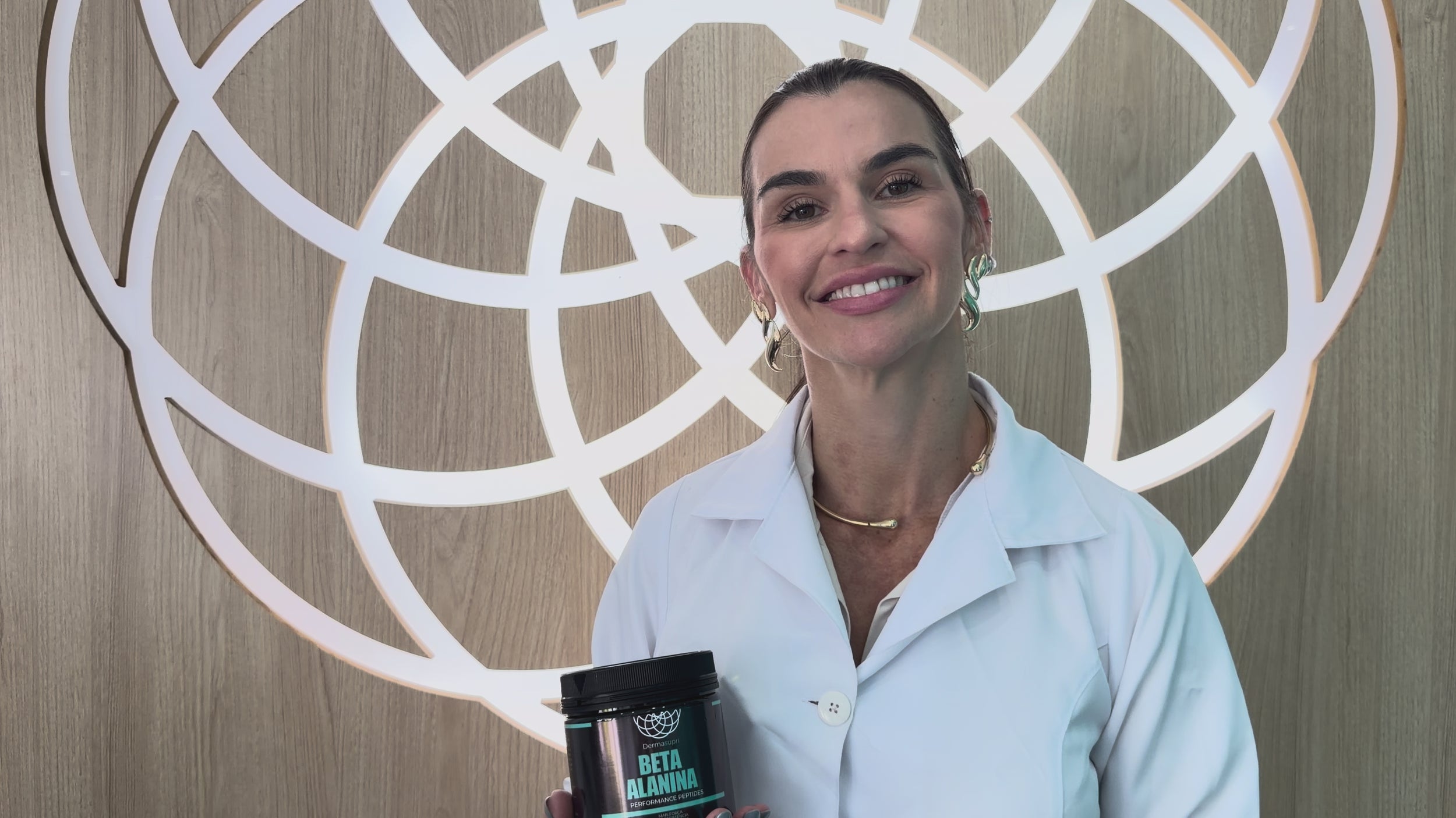 Video da farmacêutica da Dermafórmula falando sobre como o Derma Supri Betalamina auxilia no desempenho físico.