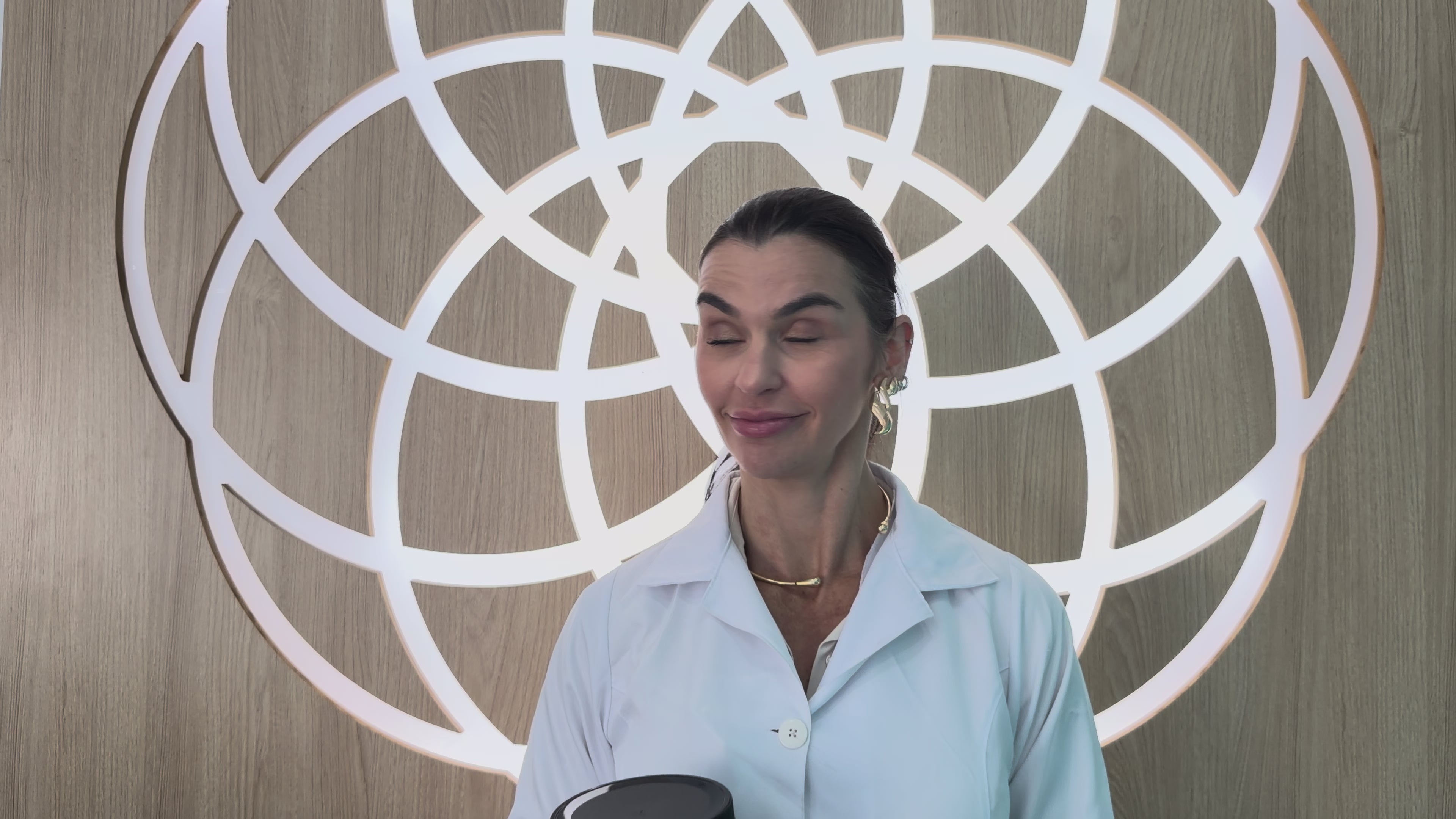 Farmacêutica da Dermafórmula explicando como a glutamina funciona no organismo.
