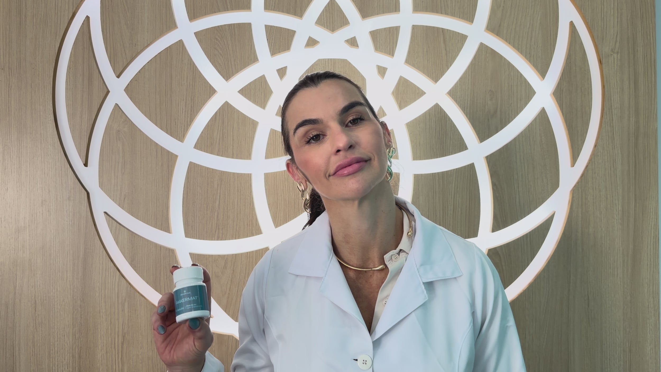 Video da farmacêutica da Dermafórmula falando do Akkermat 150mg, a fórmula manipulada da Dermafórmula para o controle de apetite e o bem-estar autoral.
