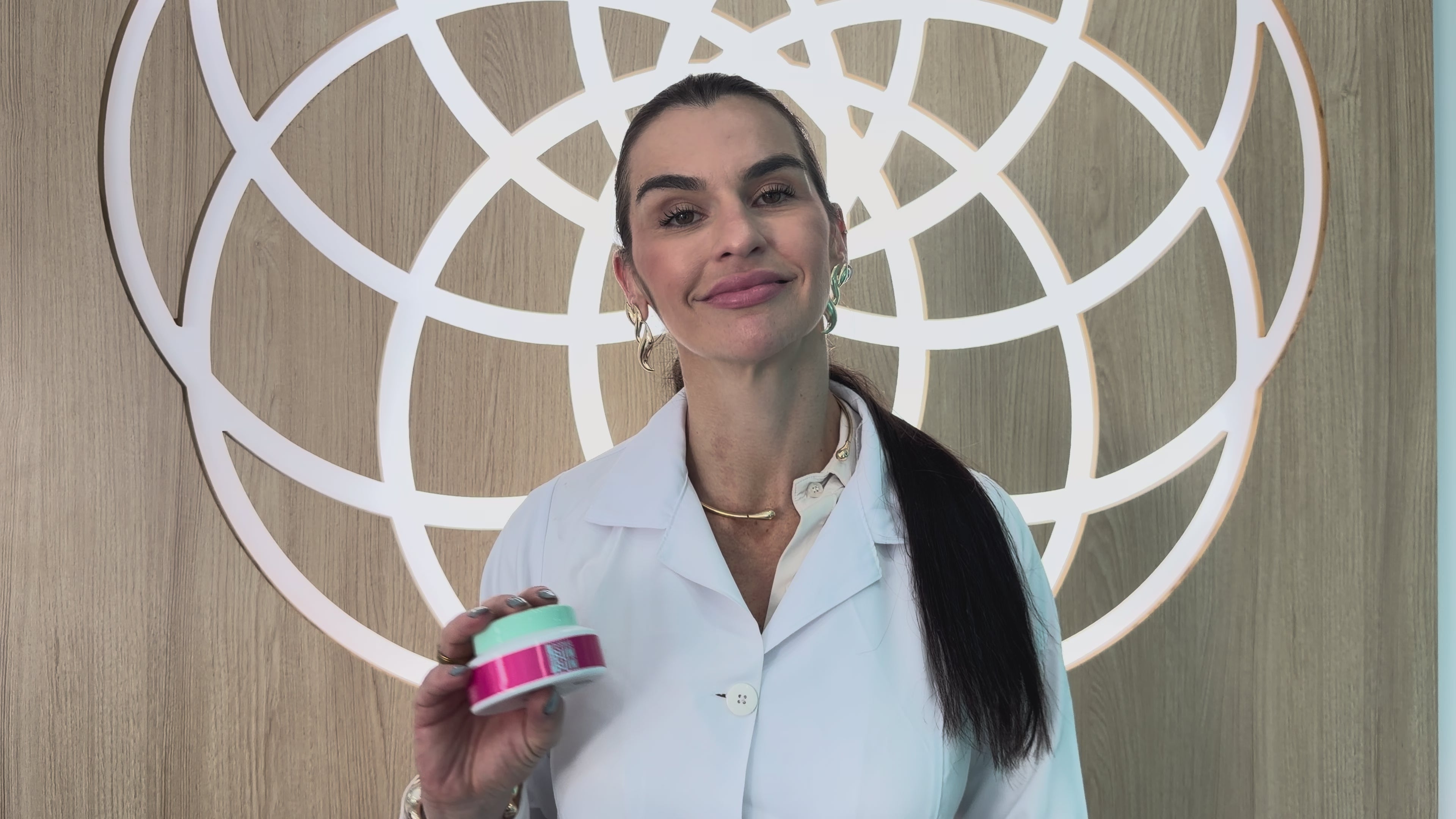 Video da farmacêutica da Dermafórmula falando sobre os benefícios do uso do esfolia bum bum para a pele dos glúteos.