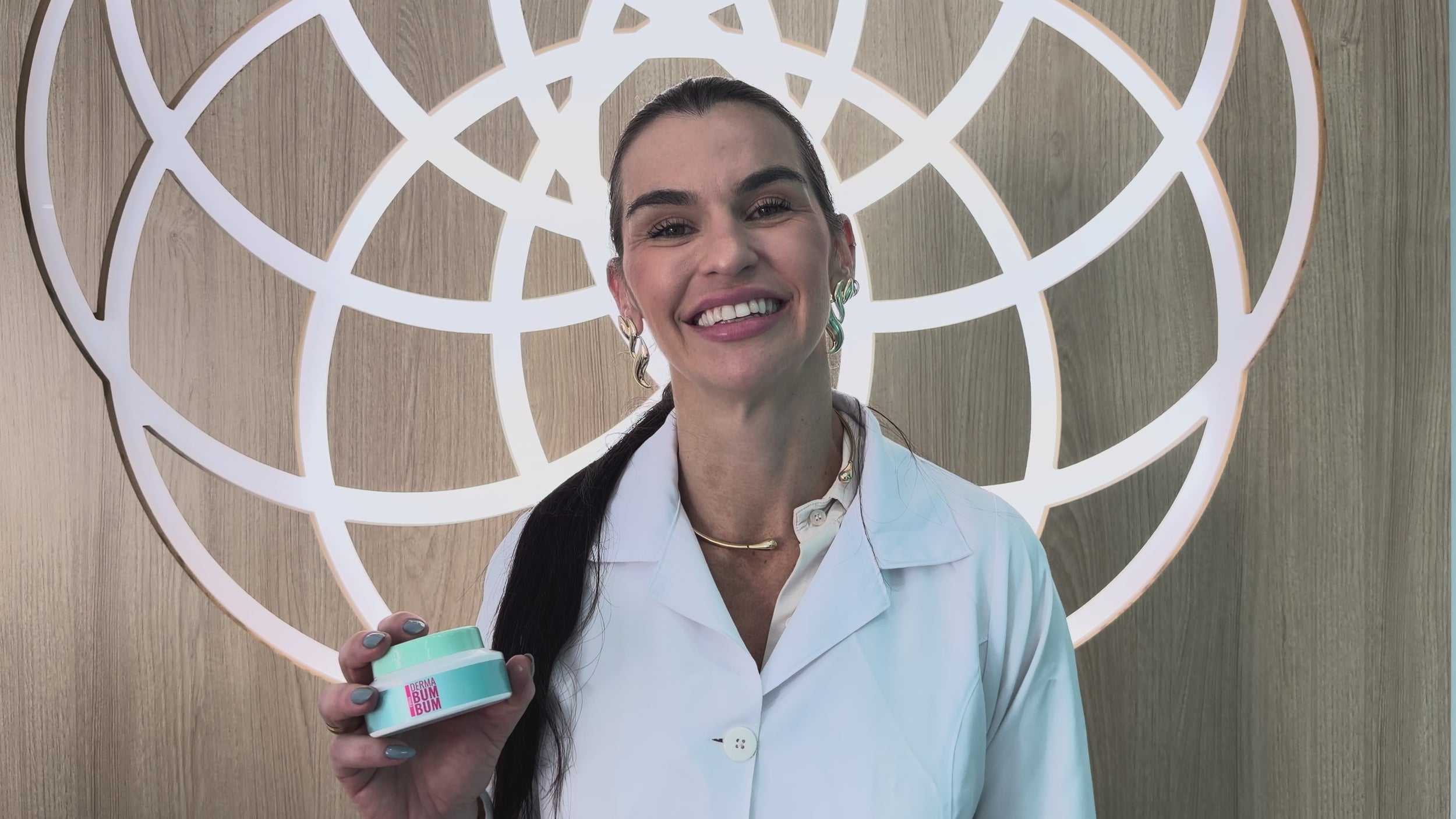 Farmacêutica da Dermafórmula falando sobre o Derma Firma Bum Bum (120g), o creme manipulado da Dermafórmula com DMAE e Nio Elastid para o cuidado autoral da firmeza corporal e tratamento da flacidez.