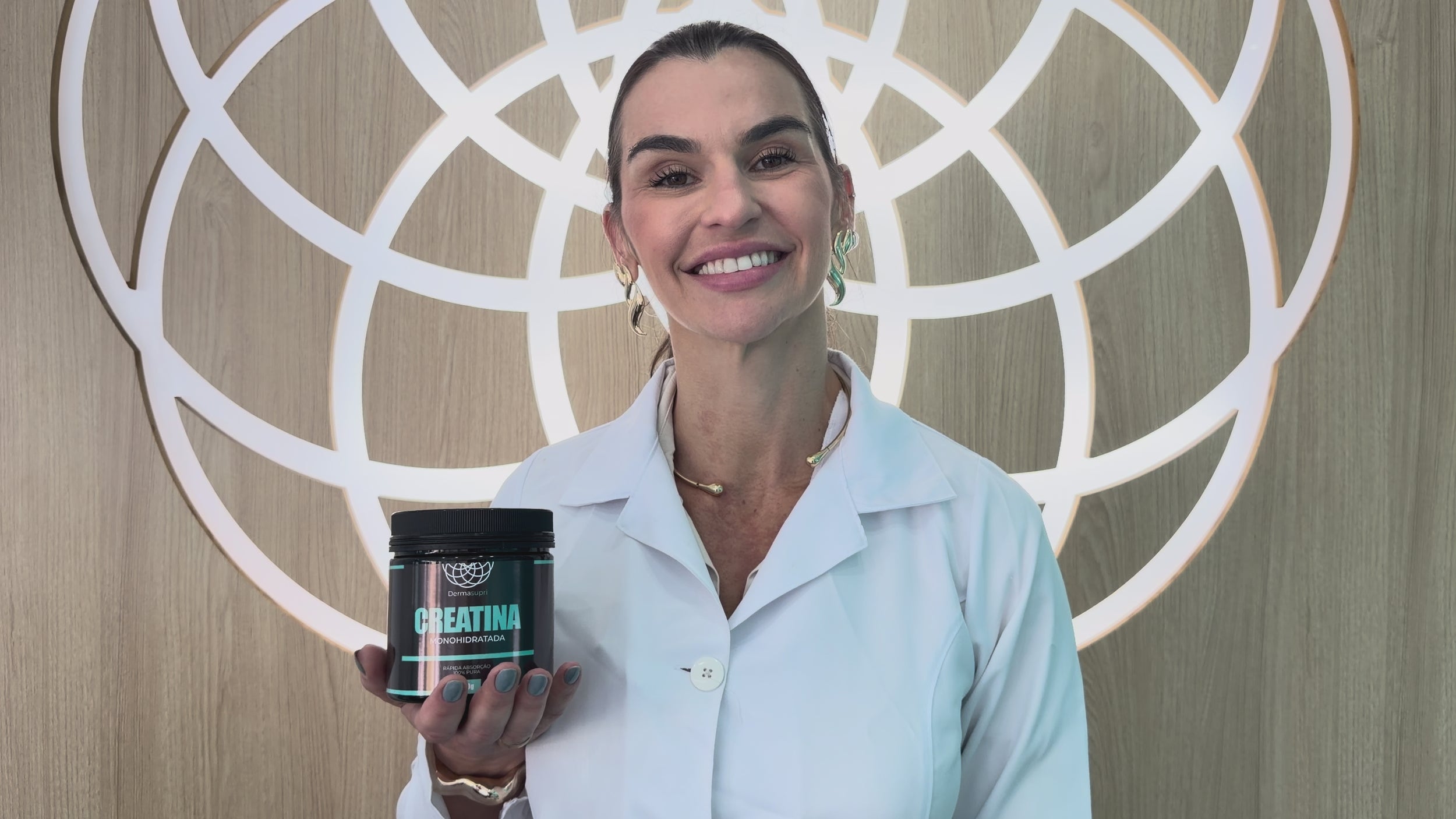 Farmacêutica da Dermafórmula falando sobre os benefícios da Derma Supri Creatina para o desempenho físico e mental. Selo de "100% Pura" e "Rápida Absorção" em destaque na embalagem da Creatina Dermafórmula.
