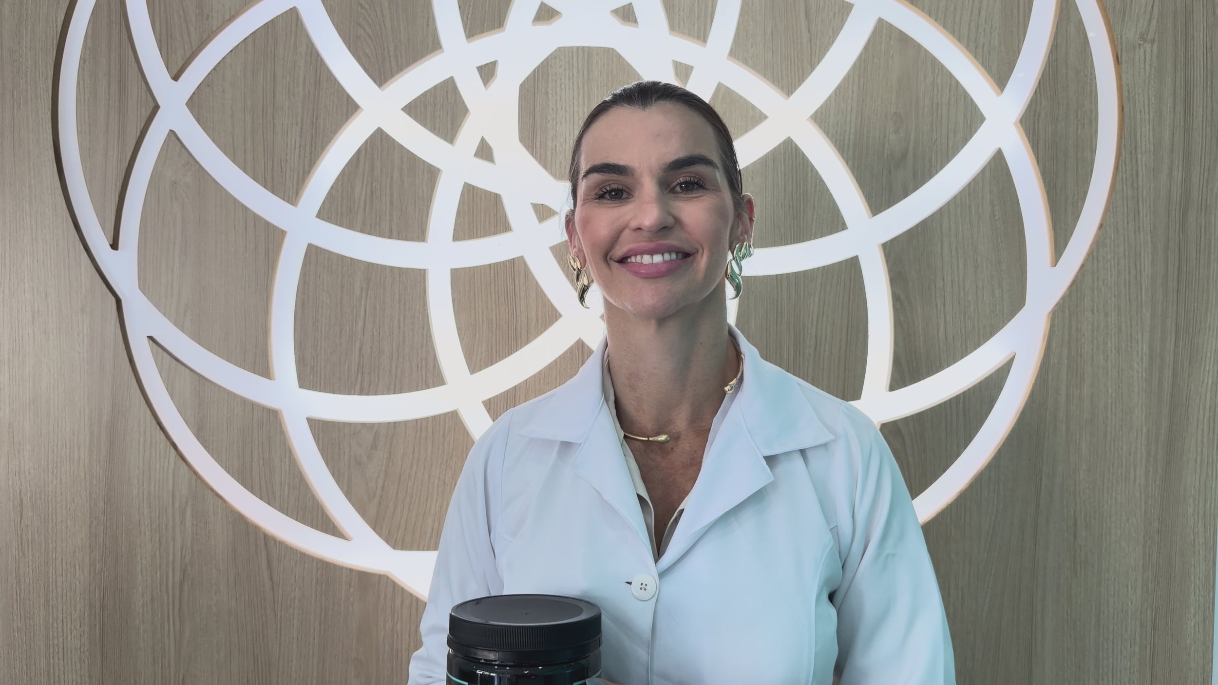 Video da farmacêutica da Dermafórmula falando sobre Derma Supri Body Balance e seus benefícios para o desempenho físico.