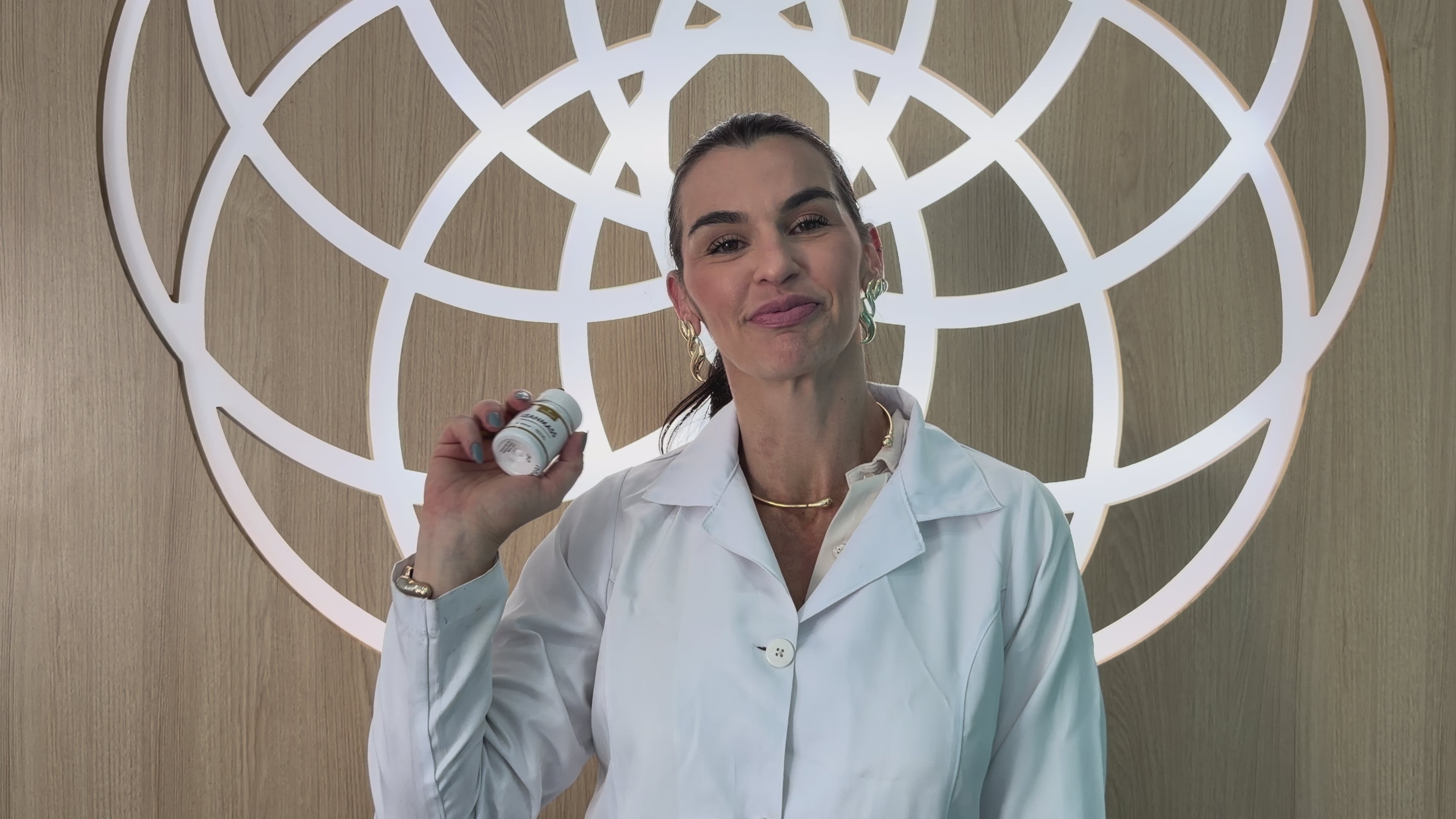 Video da farmacêutica da Dermafórmula falando sobre como funciona o Leanmass.