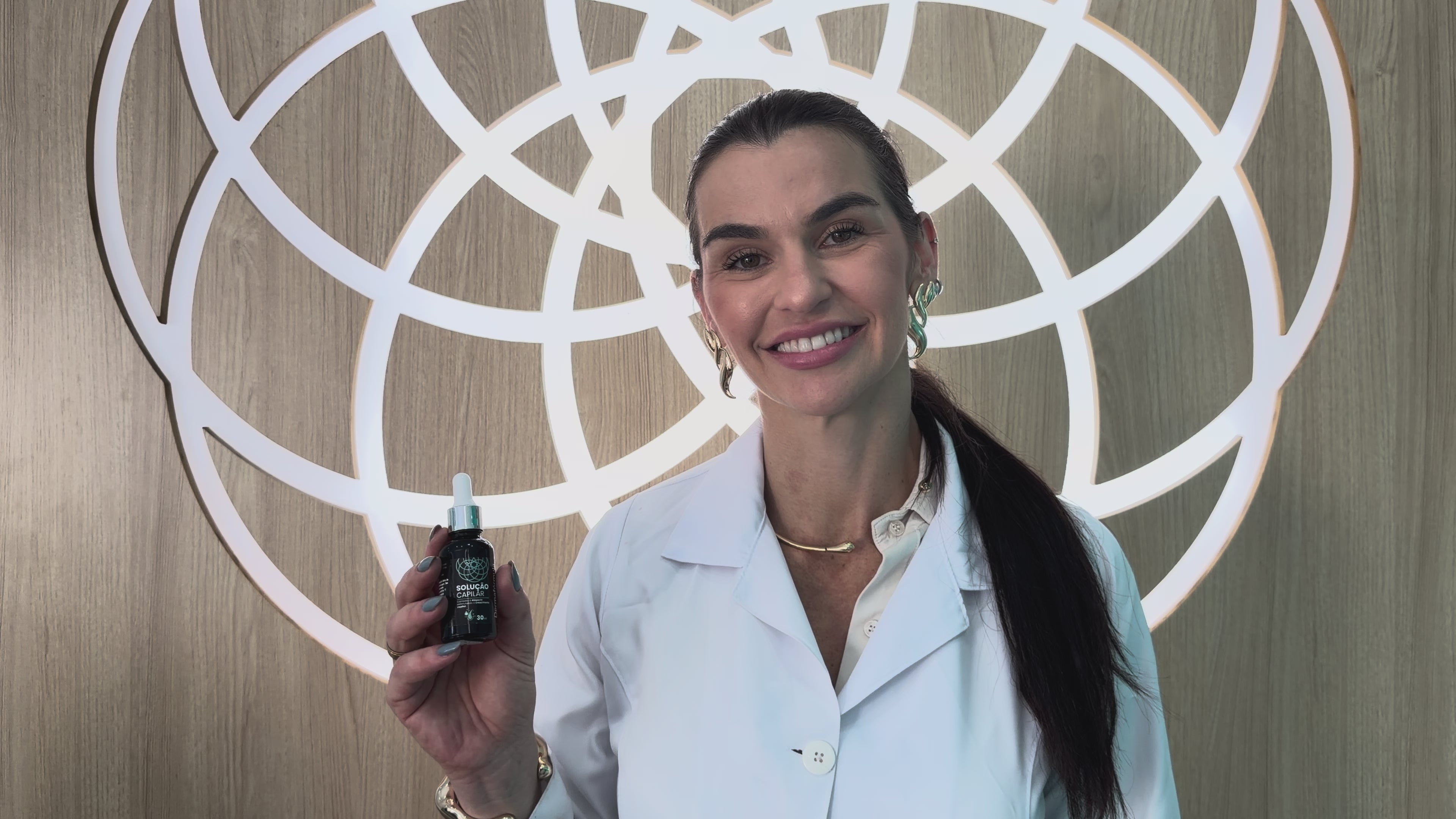 Video da farmacêutica da Dermafórmula falando da Loção Capilar Alopecia Feminina Dermafórmula com conta-gotas, destacando os ativos IGF e Procapil em ambiente laboratorial clean.

