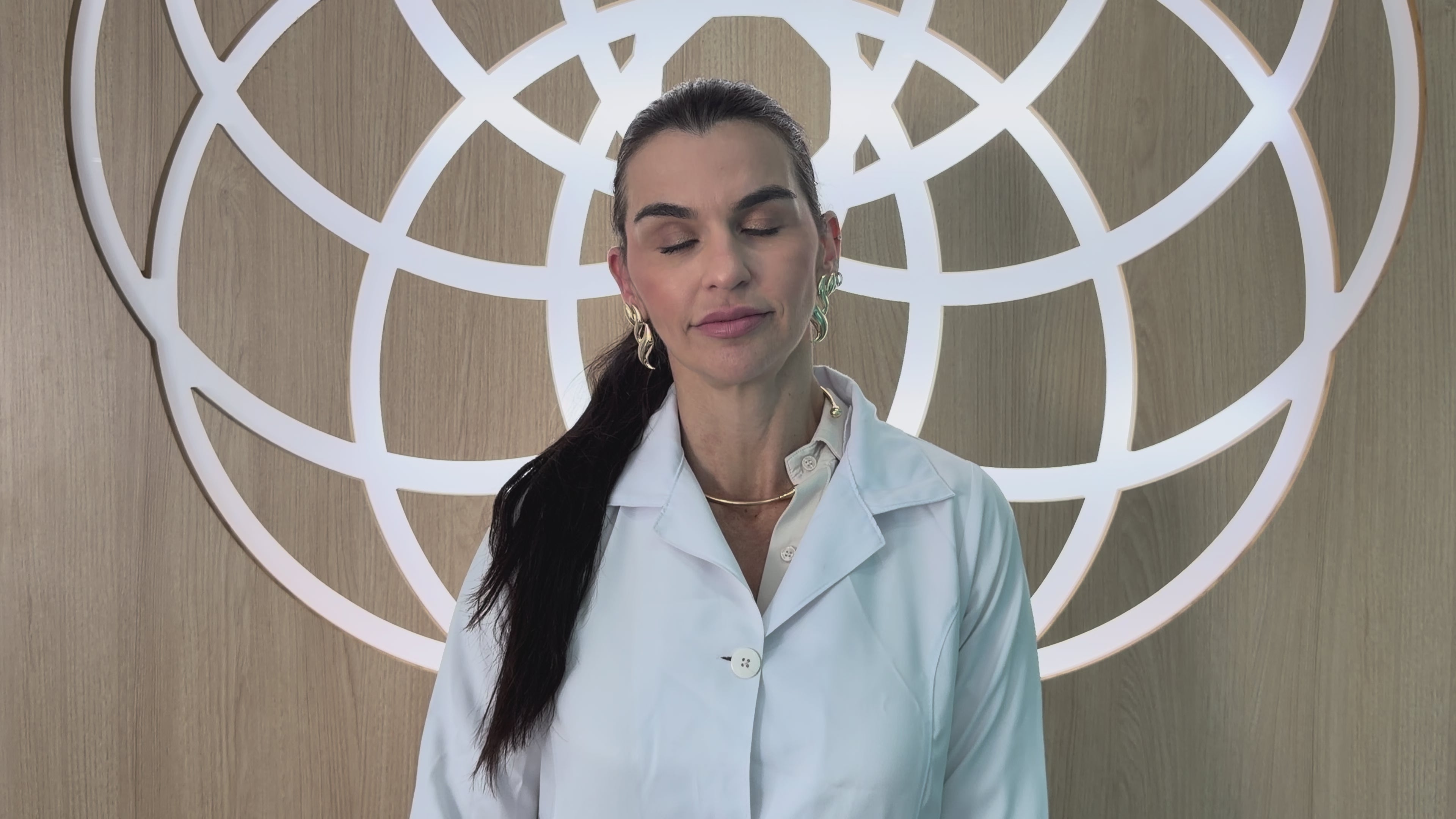 Video da farmacêutica da Dermafórmula falando sobre o Dimpless e como ele auxilia no combate a celulite.